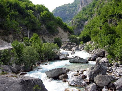 LÄNGSTER FLUSS ALBANIENS .